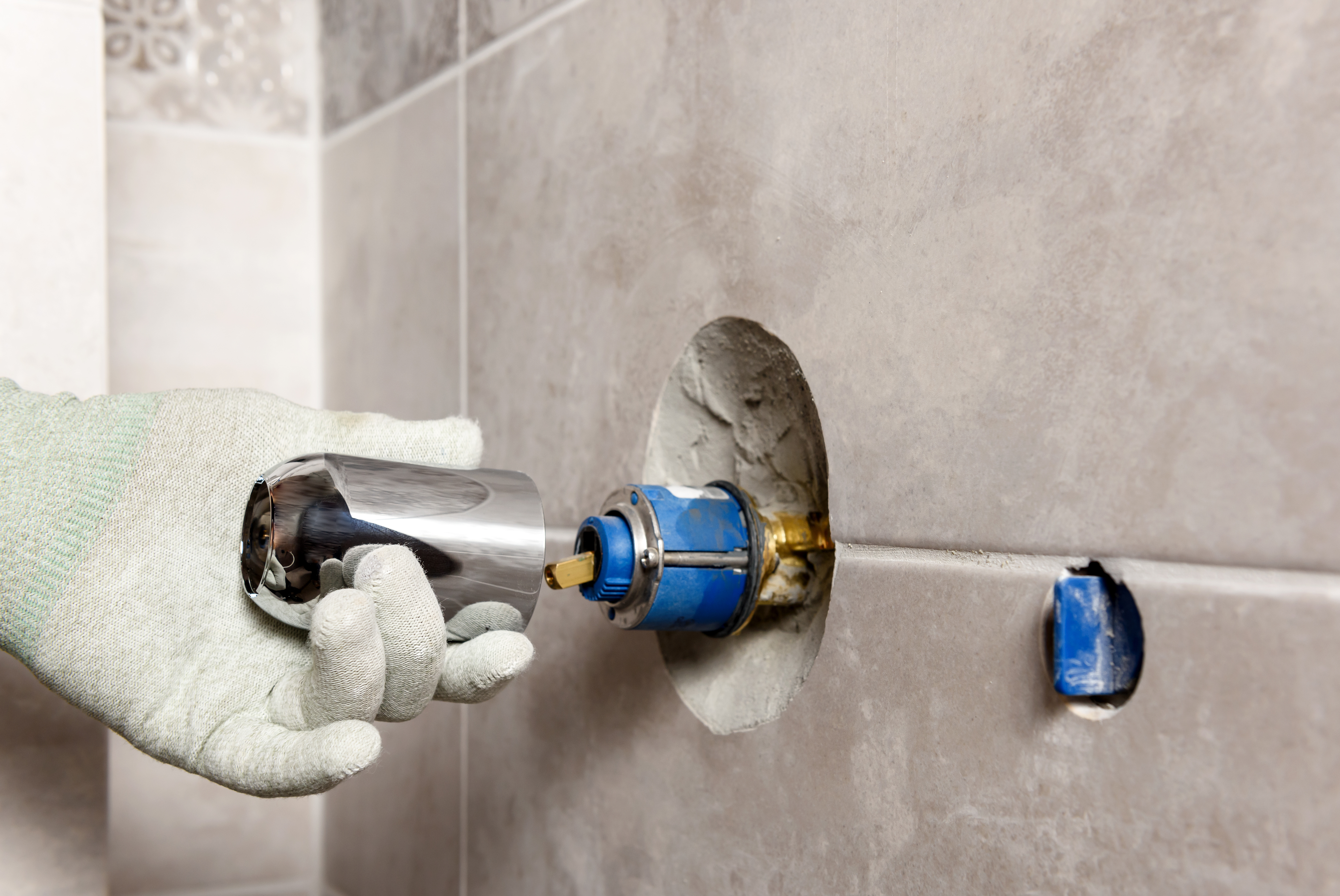 Jak zamontować i dbać o podtynkowy system prysznicowy?